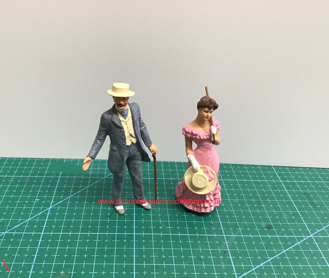 Preiser 45053 couple with parasol